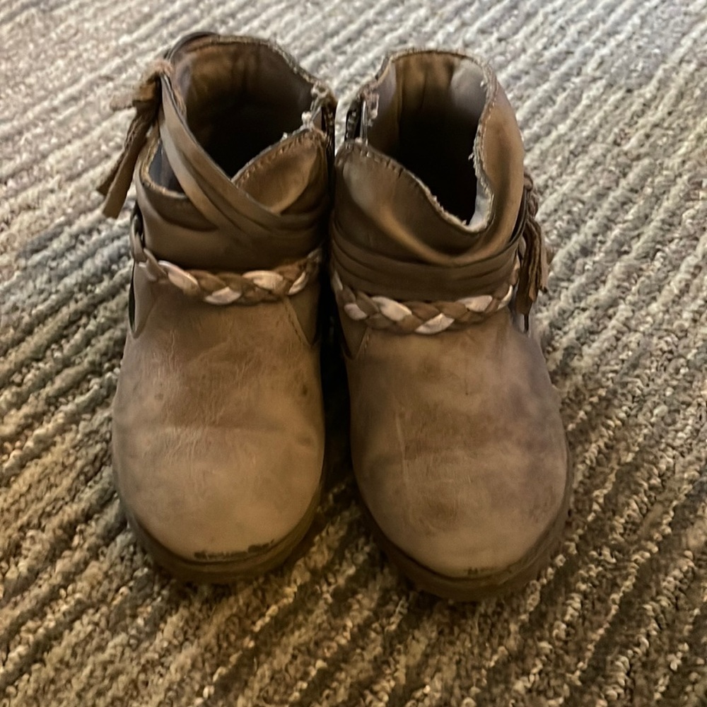 Boots with tassels